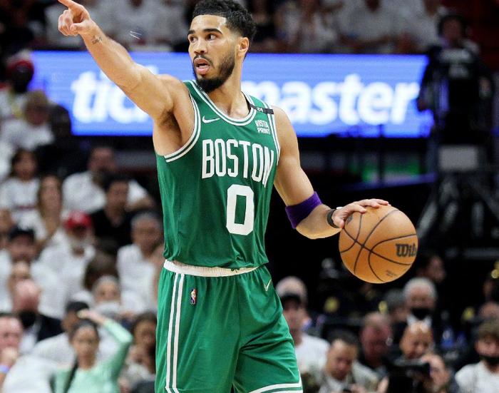 九游娱乐app口碑好-雄鹿前途光明！，塔图姆新星表现优异表现突出赢得满堂喝彩(塔图姆是哪个队的)